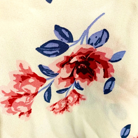 Bluenotes // White Floral Crop Top - Picture 3 of 3